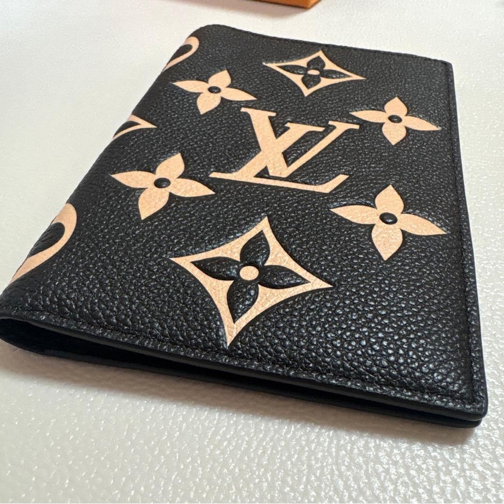 Louis Vuitton Black & Beige Monogram Passport Cover - Picture 7 of 8